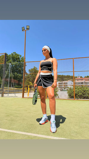 Ensemble de padel et tennis femme noir Maison Syana – brassière, jupe-short, chaussettes et bandeau assortis
